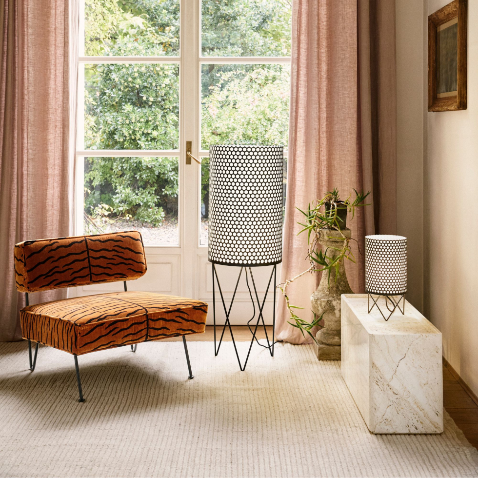 Dostępny jest w kilku rodzajach tapicerki fotel GT Gubi