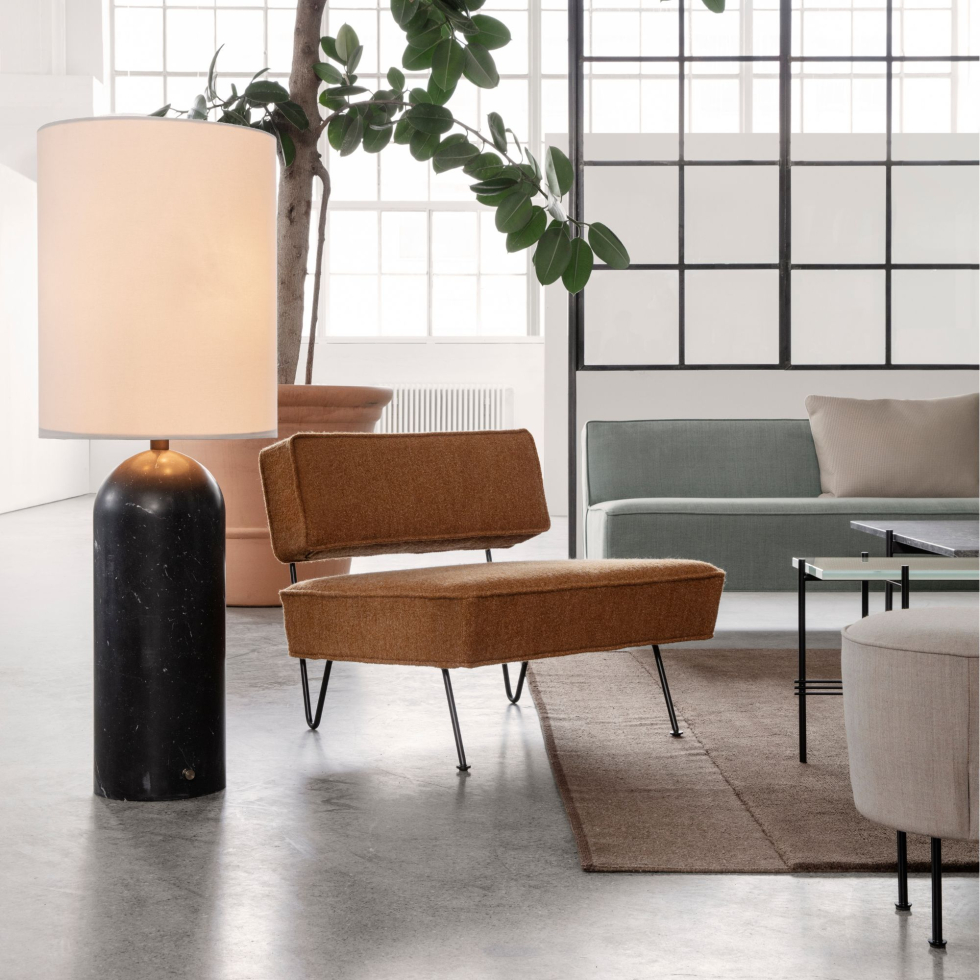 Dostępny jest w kilku rodzajach tapicerki fotel GT Gubi