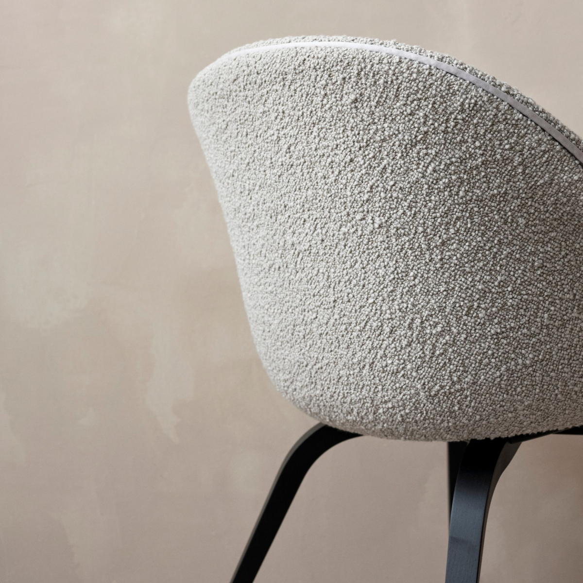 Komfortowe krzesło tapicerowane BAT Gubi