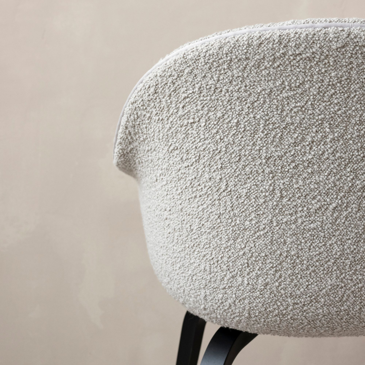 Komfortowe krzesło tapicerowane BAT Gubi