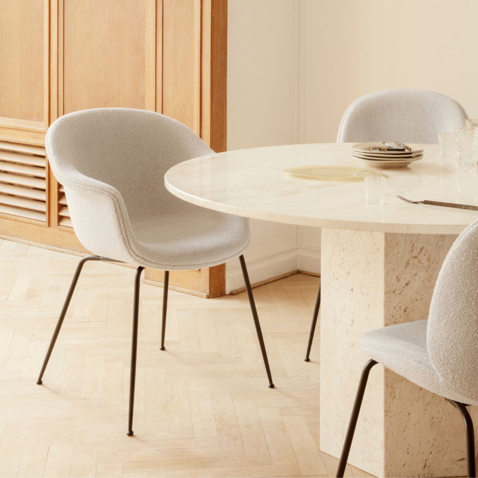 Komfortowe krzesło tapicerowane BAT Gubi