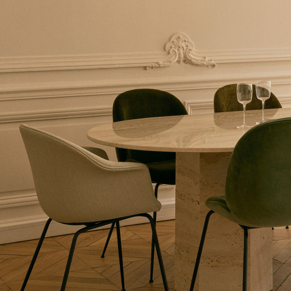 Komfortowe krzesło tapicerowane BAT Gubi