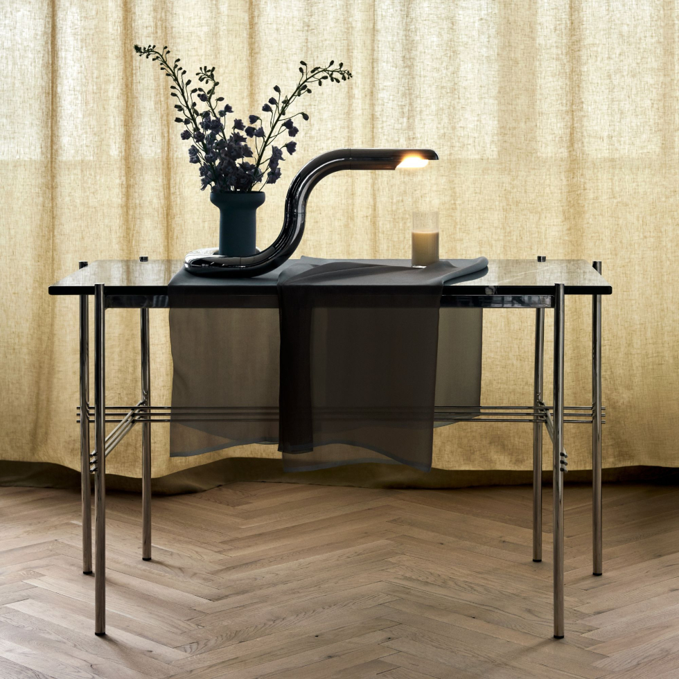 Wykonane na stalowej ramie biurko TS Desk Gubi