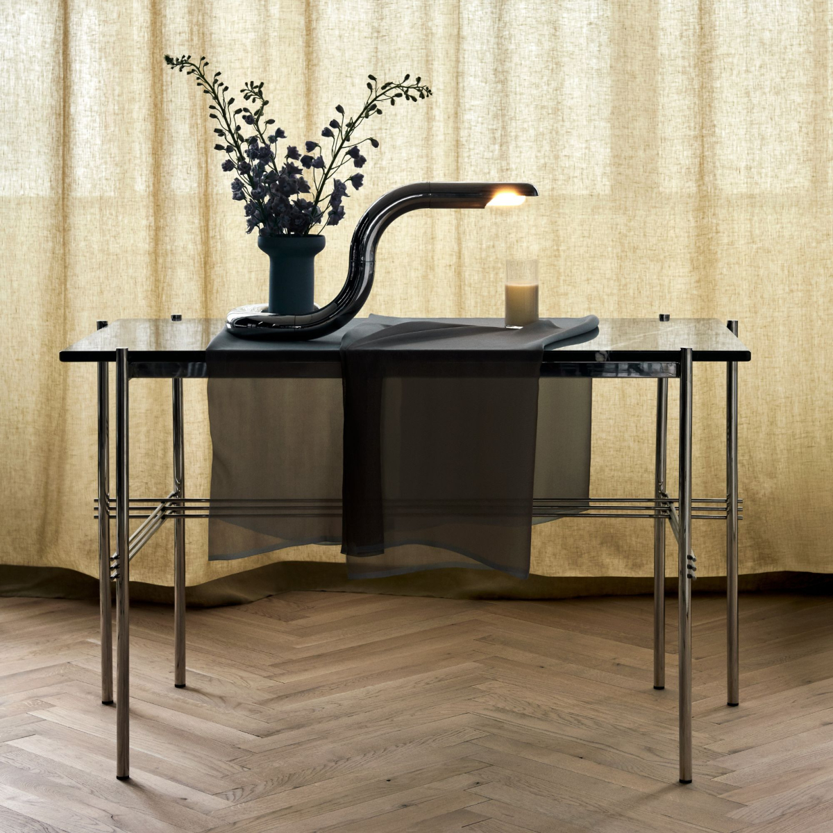 Wykonane na stalowej ramie biurko TS Desk Gubi