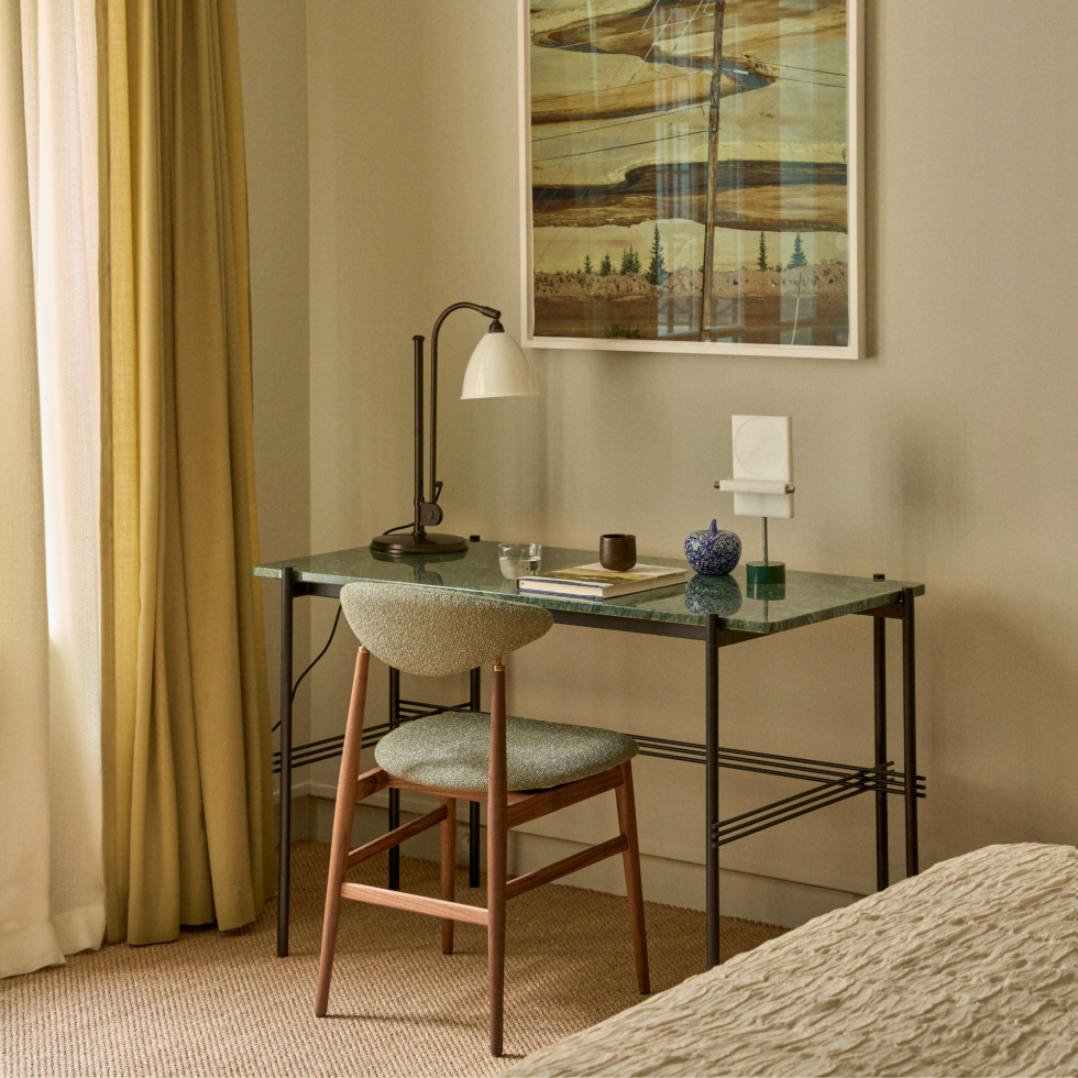 Wykonane na stalowej ramie biurko TS Desk Gubi