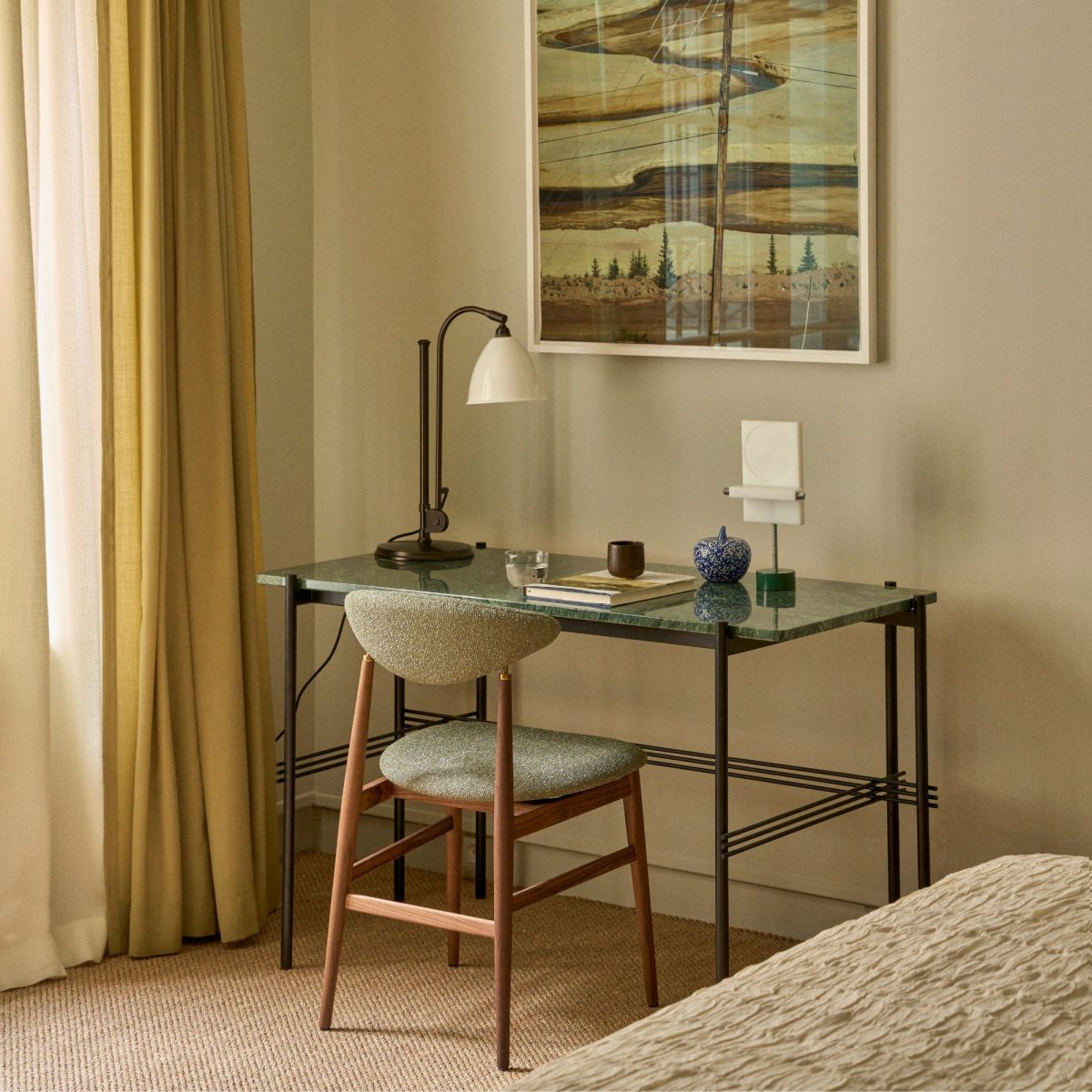 Wykonane na stalowej ramie biurko TS Desk Gubi