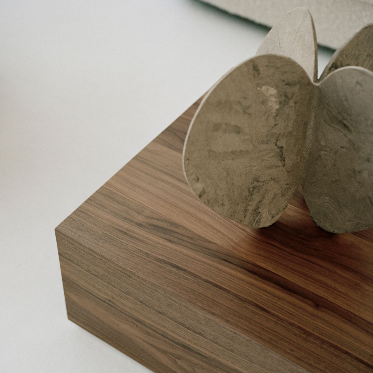 Stolik kawowy wysoki Mass Orzech