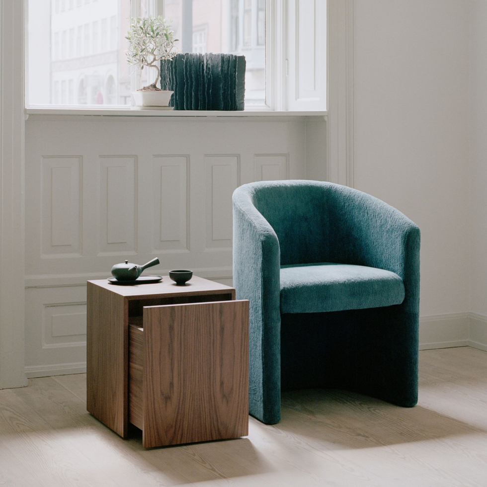 Stolik boczny z szufladą Mass Orzech