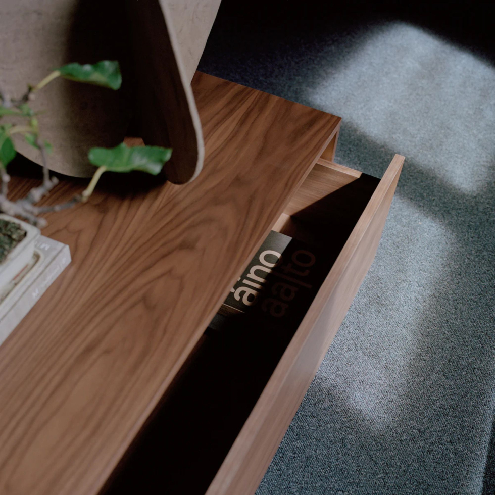 Stolik kawowy niski z szufladą Mass Orzech