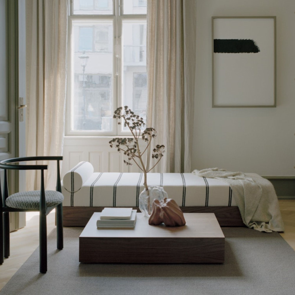 Stolik kawowy niski z szufladą Mass Orzech