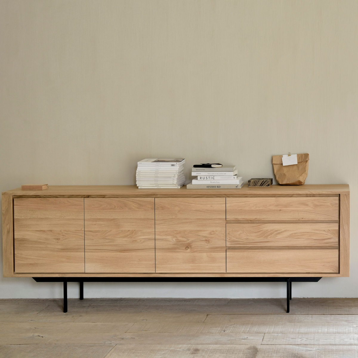 Komoda na nóżkach Shadow 180 cm