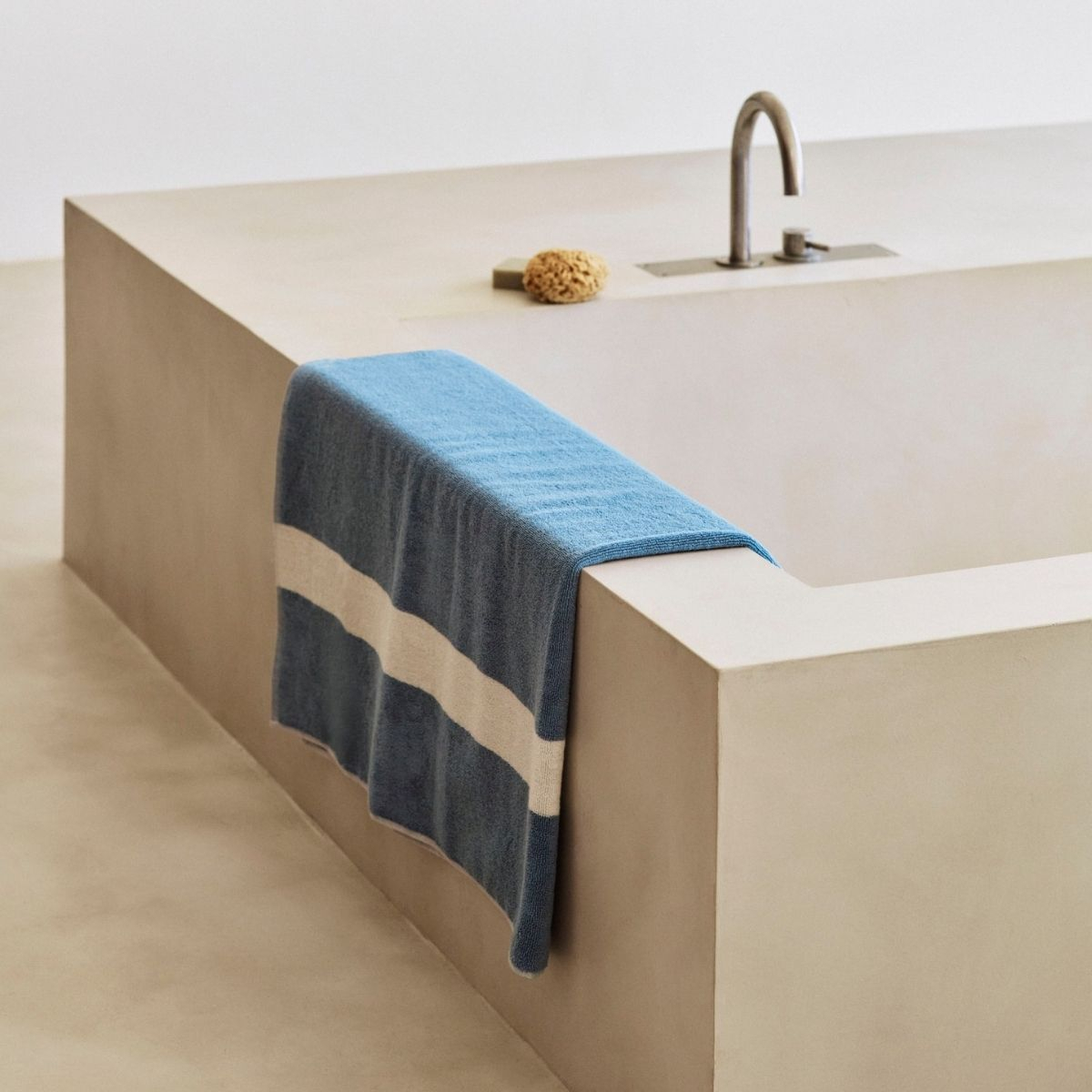 Duży ręcznik kąpielowy Stripe Bath Sheet Dusty Blue