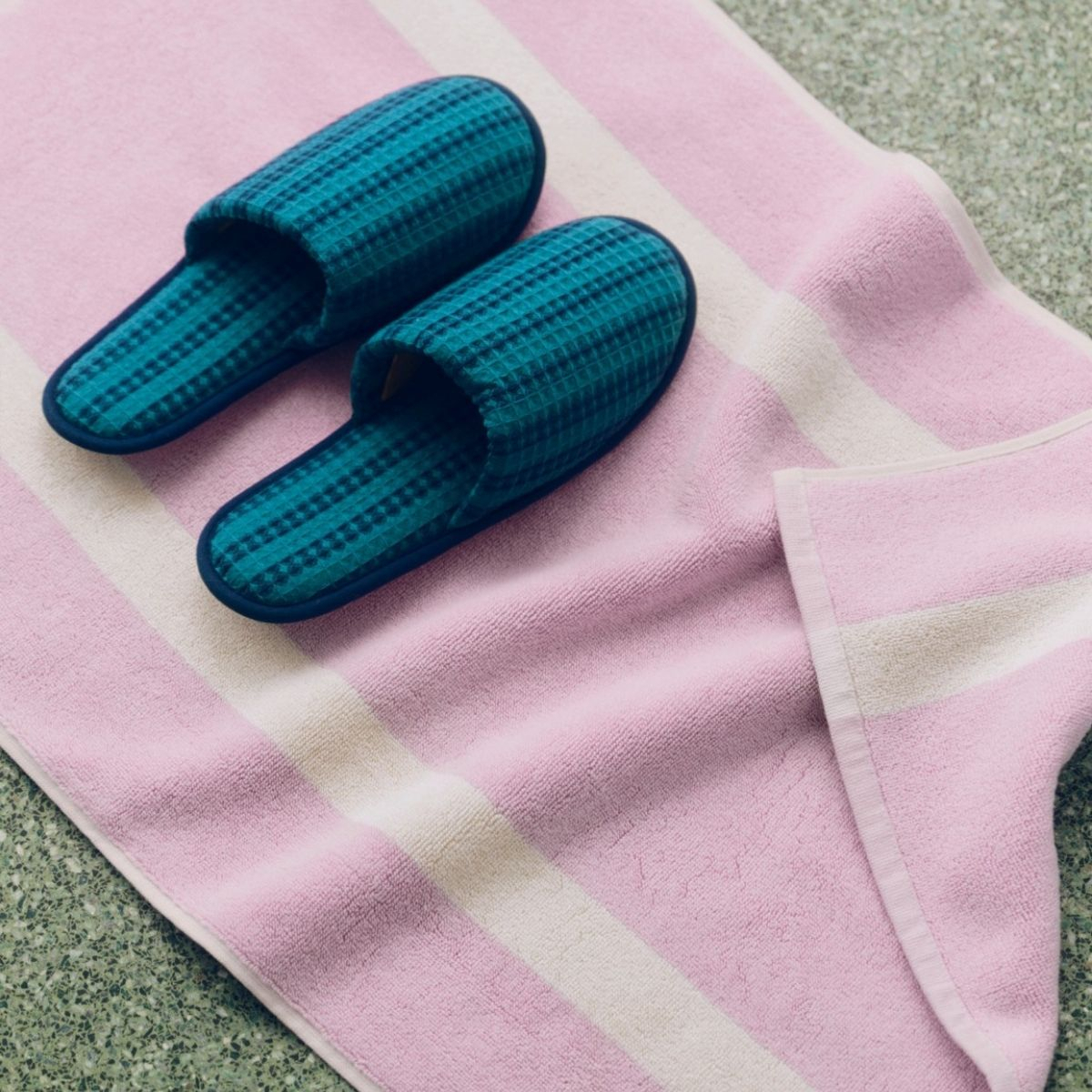 Dywanik łazienkowy Stripe Bath Mat Cool Pink