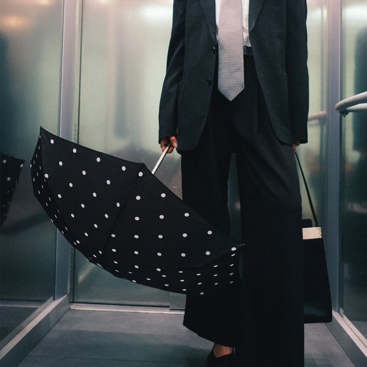 Parasolka kompaktowa Carmen Black & Polka Dots