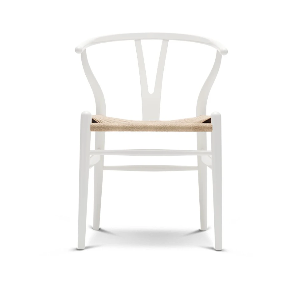 Białe krzesło Wishbone CH24 Carl Hansen & Søn