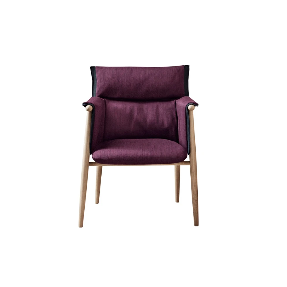 Fioletowy krzesło Embrace E005 Carl Hansen & Søn