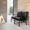 Tapicerowana czarną skórą sofa Colonial OW149-2 Carl Hansen & Søn