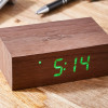 Budzik Flip Click Clock Walnut pokazuje godzinę w dwóch formatach - Gingko