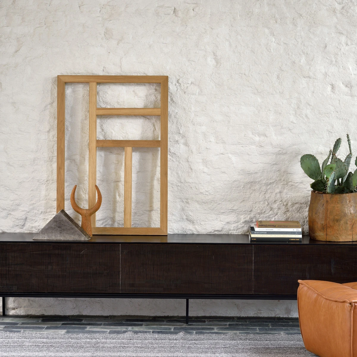 Ręcznie rzeźbiona szafka pod TV Grooves Teak 1 flip down Ethnicraft