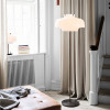Lampa podłogowa Copenhagen SC14 ze szklanym mlecznym kloszem - &Tradition
