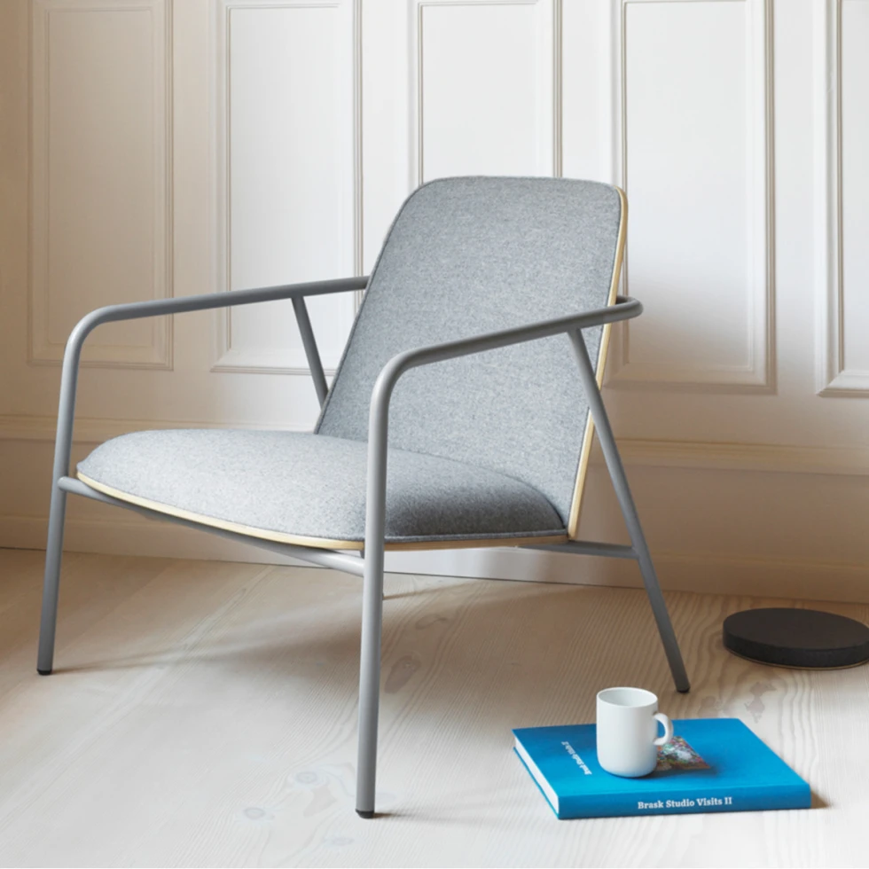 Fotel Pad Low Grey Steel Oak-Synergy w skandynawskim stylu - Normann Copenhagen