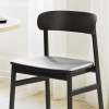 Krzesło Herit Black z tapicerowanym skórą siedziskiem - Normann Copenhagen