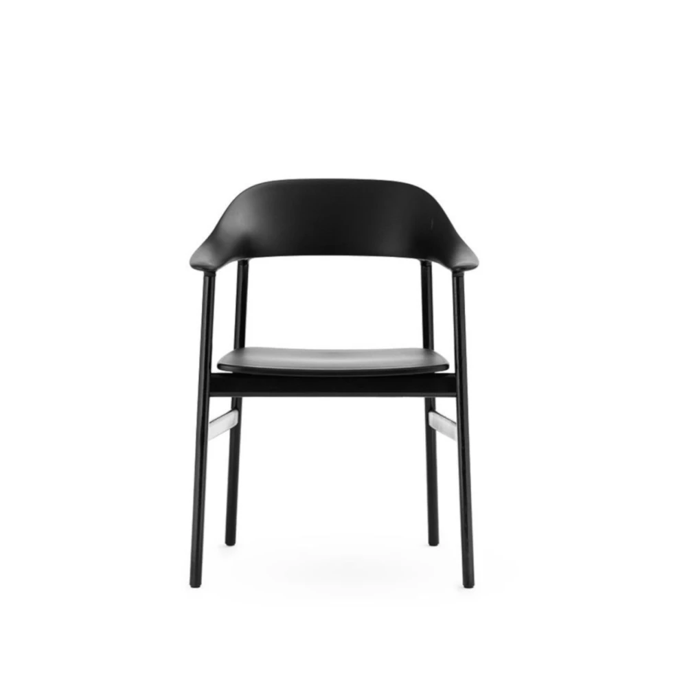 Ponadczasowy fotel Herit Black Normann Copenhagen