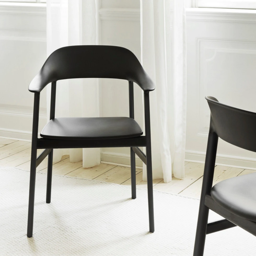 Fotel Herit Black z polipropylenu i drewna -  Normann Copenhagen