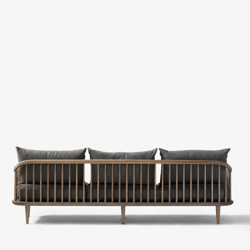 Trzyosobowa sofa Fly SC12 na drewnianej ramie marki &Tradition