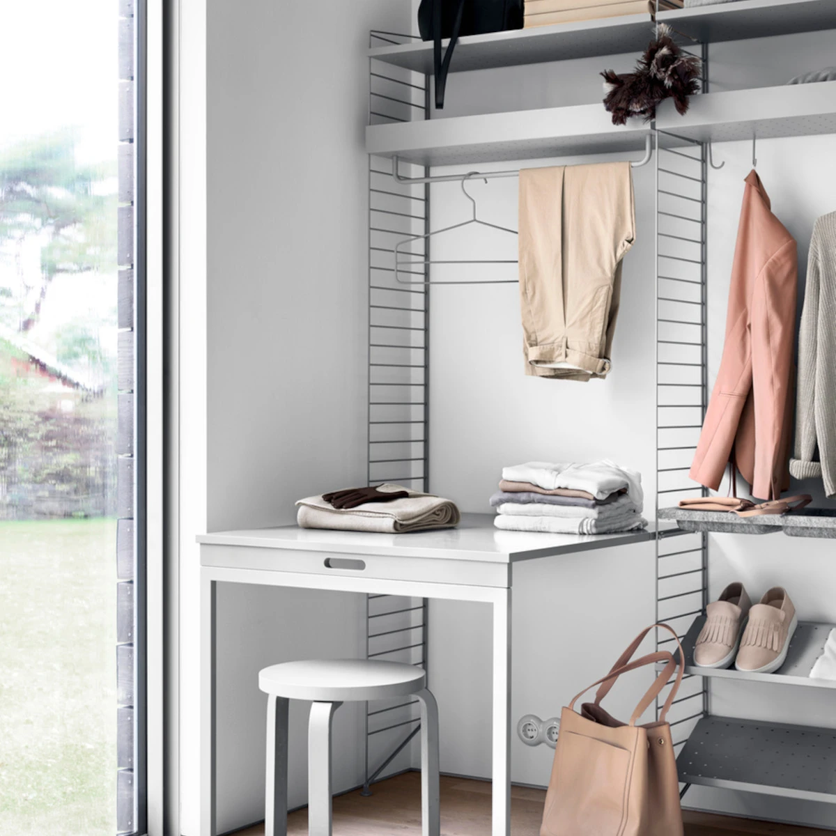 Garderoba z systemu String Pocket marki String