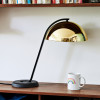 Wykonana z żeliwa i aluminium lampa stołowa Cloche Black/Brass HAY
