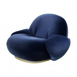 Obrotowy fotel Pacha na złotej podstawie tapicerowany tkaniną velvet blue - Gubi