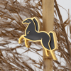 pin galopujący koń czarny