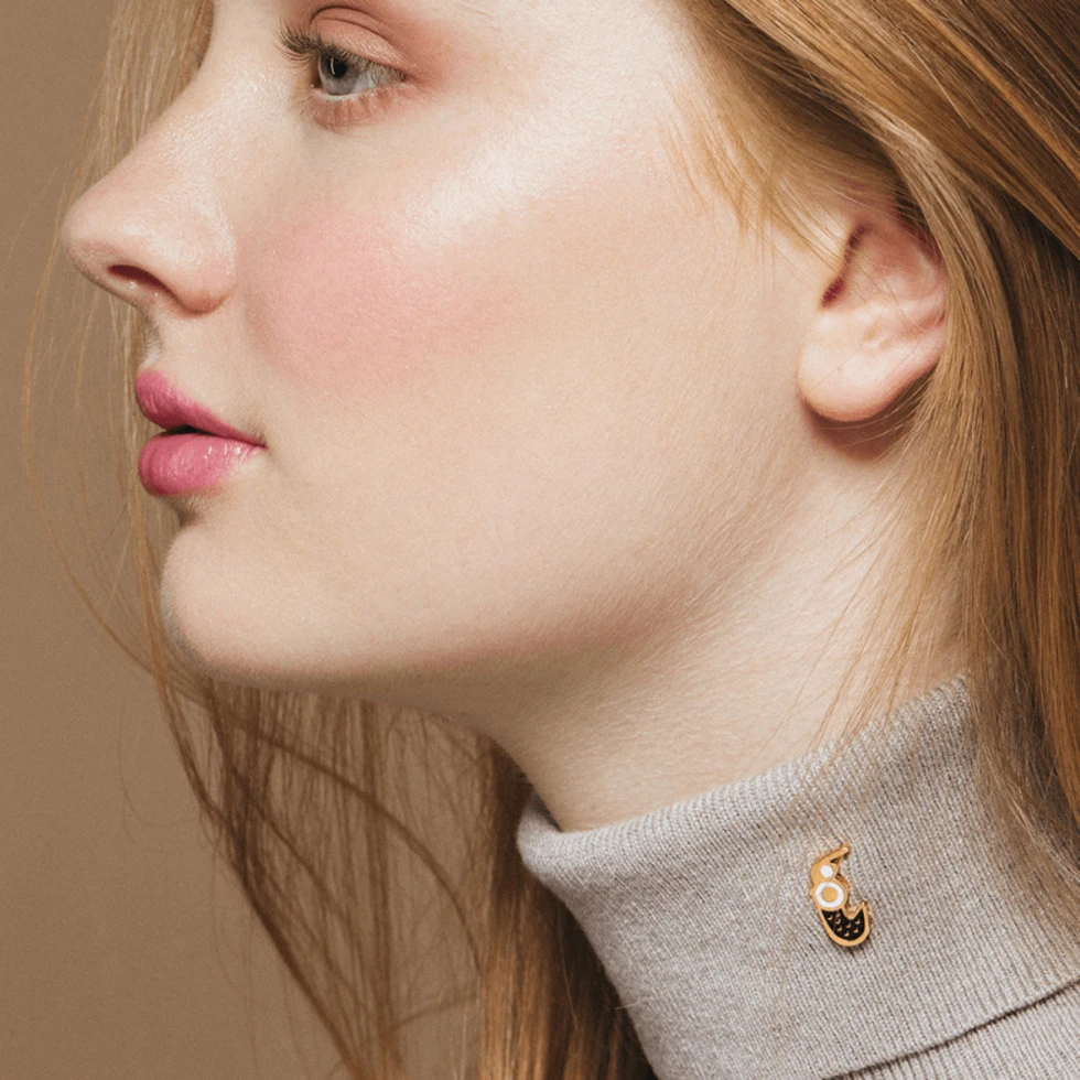 Pin Syrenka Czarna na golfie