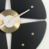 Zegar ścienny Petal Vitra z czarną tarczą i złotymi detalami