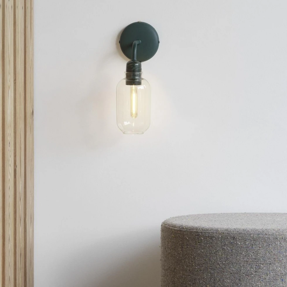 lampa AMP Normann Copenhagen na szarej ścianie