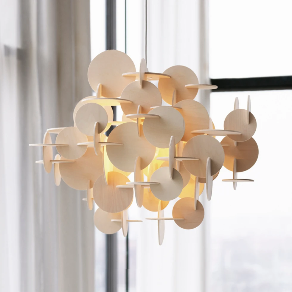 Duża lampa Bau Large Normann Copenhagen z drewnianych okręgów