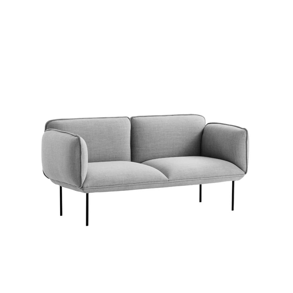 szara sofa Nakki na czarnych nogach