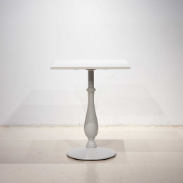 Biały stolik Liberti 60x60 Pedrali na ozdobnej podstawie