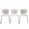 Białe krzesła NAP Fritz Hansen na chromowanej podstawie bez podłokietników