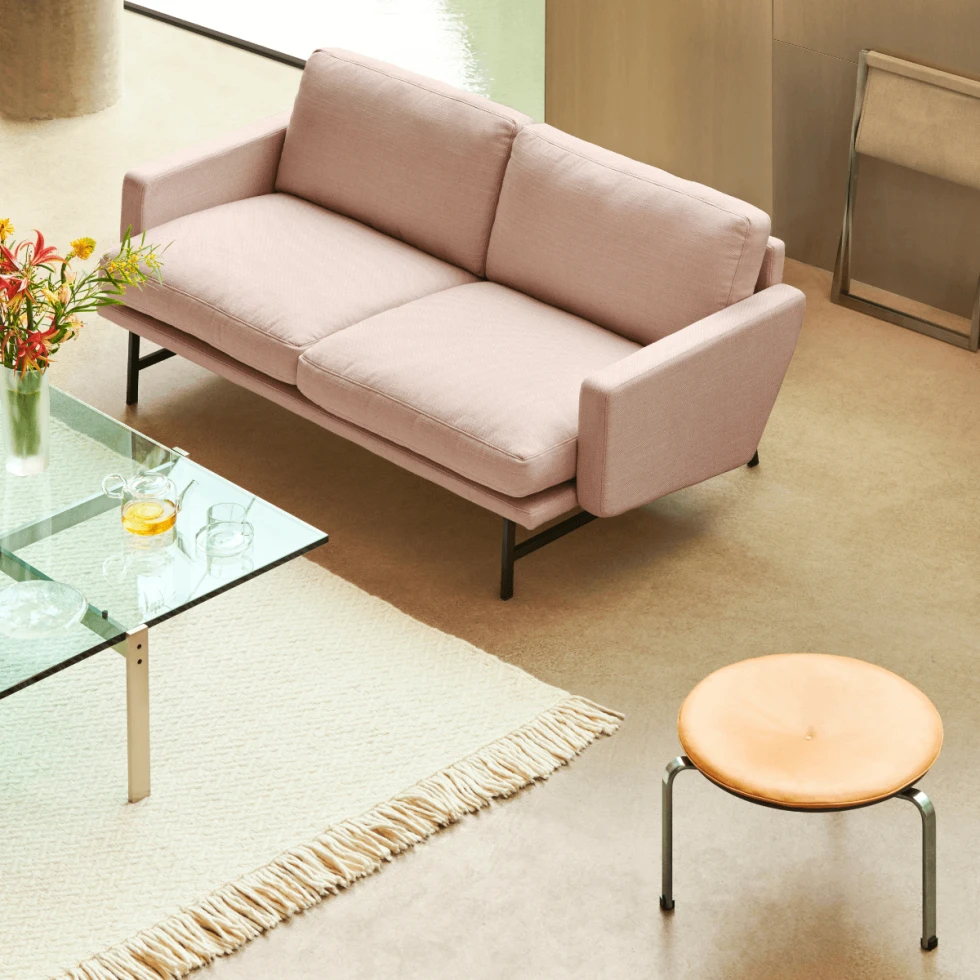 Jasnoróżowa Sofa Lissoni Fritz Hansen przy stoliku