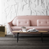 Różowa sofa Favn Fritz Hansen z małymi pikowanymi poduszkami ze stolikiem - aranżacja