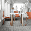 Aranżacja stołu Analog 130x105 Fritz Hansen z białym blatem i pomarańczowymi krzesłami