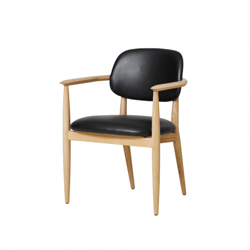 Krzesło z podłokietnikami Slow Stellar Works z jasnego drewna tapicerowane czarną skórą