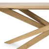 Detale stołu Mikado z drewna dębowego na skośnych nogach