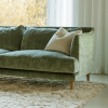 Sofa Vera Sits w kolorze zielonym z poduszką i dywanem