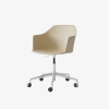 Jasne Krzesło obrotowe Rely HW53 &Tradition na aluminiowej podstawie na kółkach