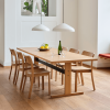 Stół Passerelle HAY z jasnego drewna - aranżacja z krzesłami