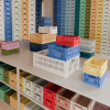 Kolorowe skrzynki z plastiku Colour Crate HAY