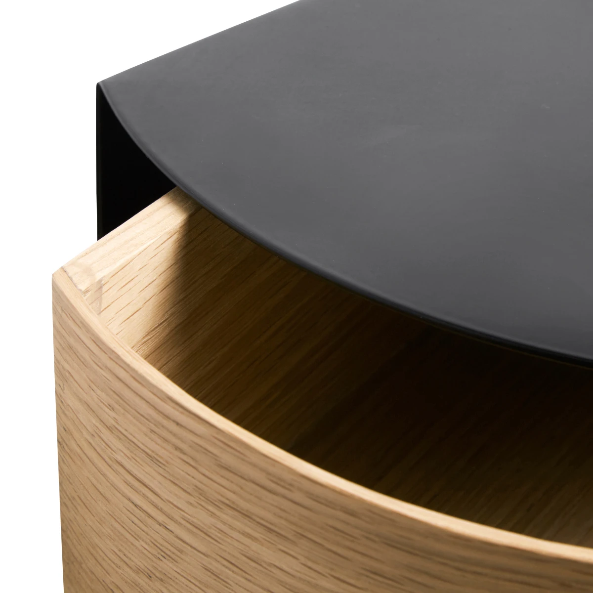 Detale stolika nocnego Wallie Woud w jasnym wybarwieniu